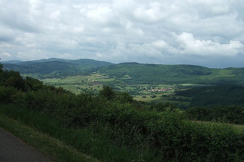 2010-06- (19).JPG - Unten im Tal eine Brücke für die Rue National und den TGV